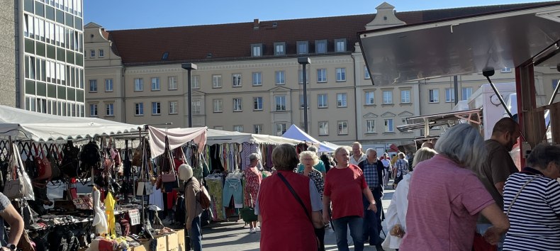 Wochenmarkt auf dem Markplatz // © Vier-Tore-Stadt Neubrandenburg Wochenmarkt auf dem Markplatz // © Vier-Tore-Stadt Neubrandenburg