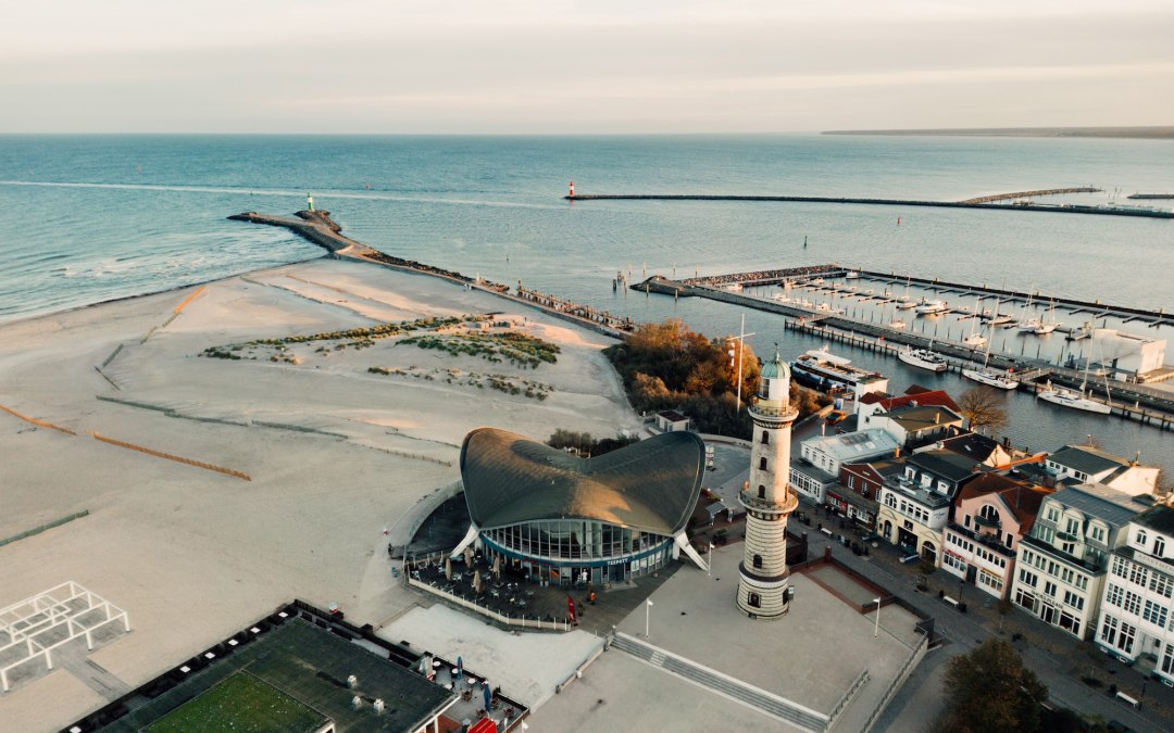 Aus der Luft zeigt sich die Hafeneinfahrt nach Rostock-Warnemünde: der Leuchtturm am Rand, die Mole in Richtung Ostsee und zahlreiche Segelboote im Wasser. Hier beginnt Bewegung in jedem Blickwinkel. // © MV-T/Petermann Aus der Luft zeigt sich die Hafeneinfahrt nach Rostock-Warnemünde: der Leuchtturm am Rand, die Mole in Richtung Ostsee und zahlreiche Segelboote im Wasser. Hier beginnt Bewegung in jedem Blickwinkel. // © MV-T/Petermann