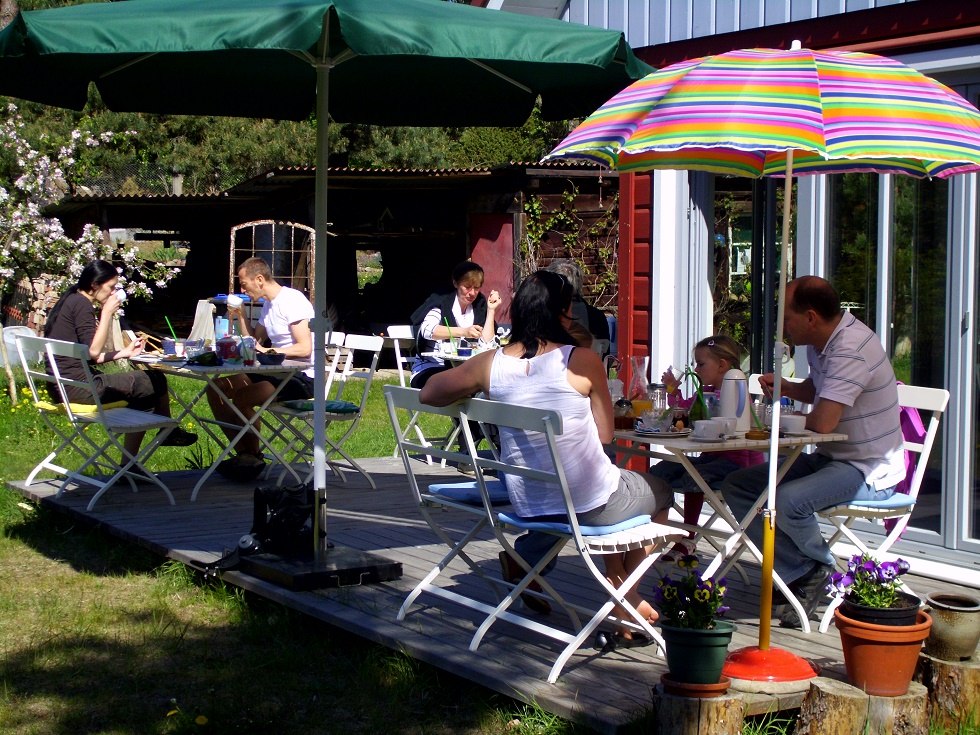 Het terras biedt mooie en zonnige plekken om te genieten van het populaire ontbijt in de zomer // &copy; Gesundhaus Klatschmohn/Wendt