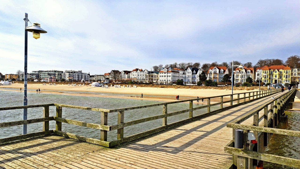Blick von der Seebr&uuml;cke auf den Strandabschnitt 3/F in Bansin mit der Strandbar am Turm 9 &ndash; gelegen zwischen Seebr&uuml;cke und Konzertmuschel // &copy; Stachow Unseld GbR