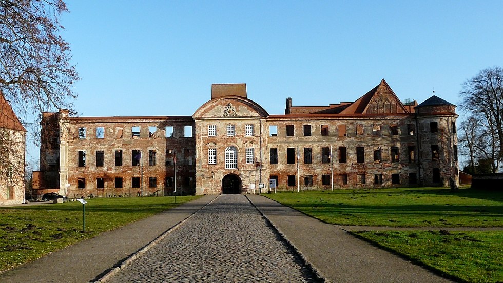 Frontalansicht der Kloster- und Schlossanlage, &copy; Stadt Dargun