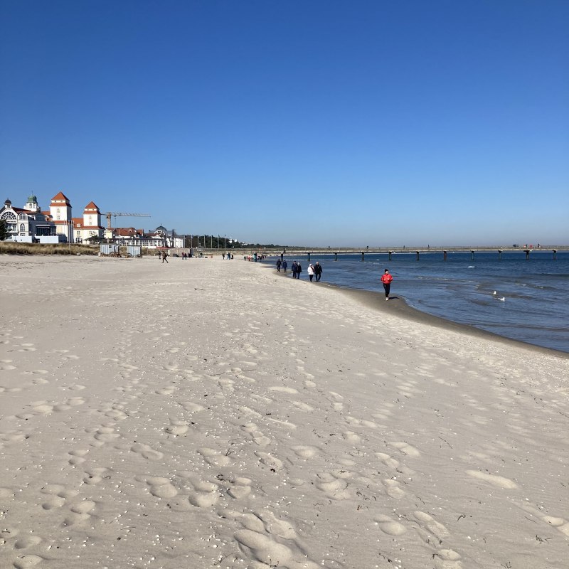 Kilometerlanger wei&szlig;er Traumstrand mit Seebr&uuml;cke und Kurhaus Binz // &copy; www.binz-ferienhaus.de