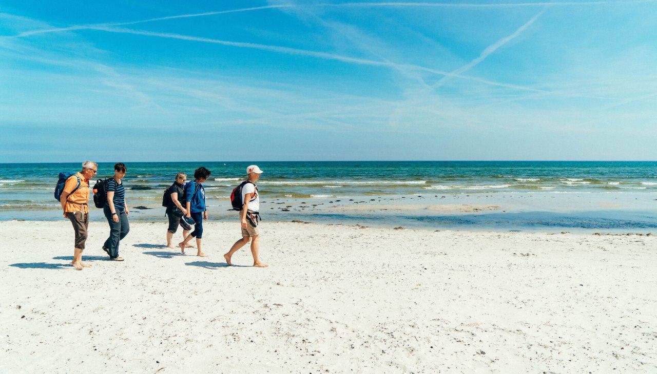 Wanderer am Prerower Ostseestrand, &copy; TMV/Petermann