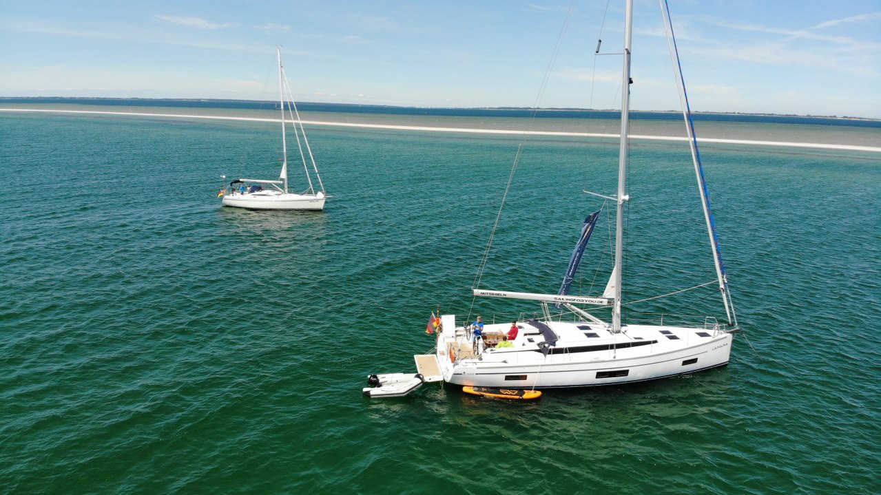Segeltörn auf der Ostsee mit sailingforyou . Die Segelyacht LARALINA ankert vor der Dänischen Insel Ròdsand // © Jan Möller Segeltörn auf der Ostsee mit sailingforyou . Die Segelyacht LARALINA ankert vor der Dänischen Insel Ròdsand // © Jan Möller