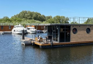 Hausboot im Hafen // &copy; C. Kaufmann