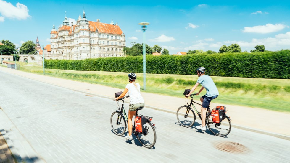 Mit dem Rad die Stadt G&uuml;strow und das Schloss mit Schlossgarten erkunden // &copy; MV-T/G&auml;nsicke