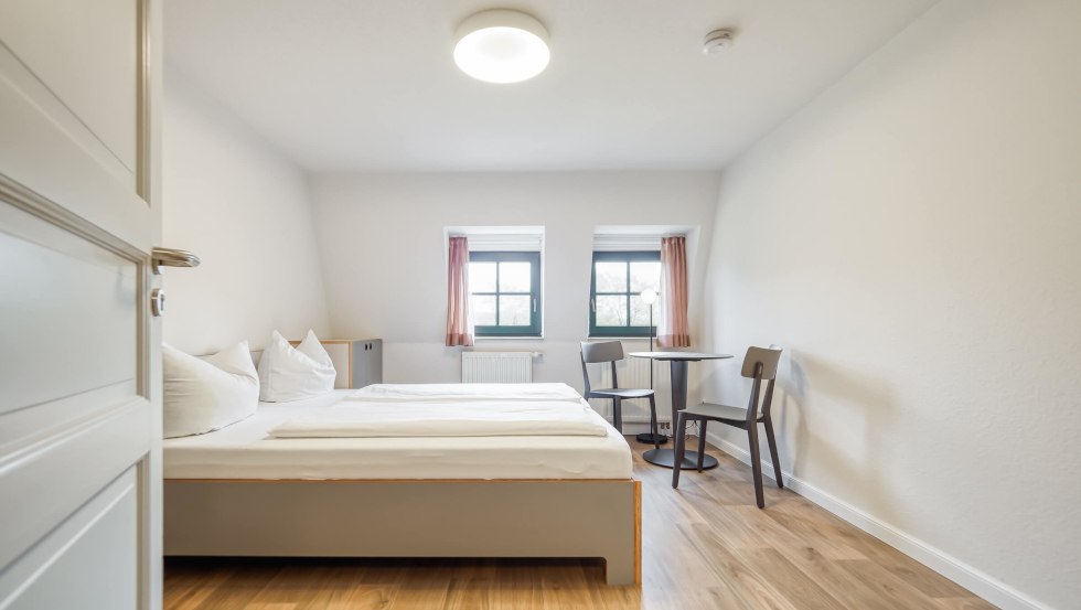 Doppelbett im Obergeschoss // &copy; Maren Frey