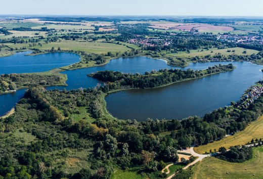 Die Seen der Mecklenburgischen Seenplatte aus der Luft // Die Mecklenburgische Seenplatte ist das perfekte Fahrrad-Revier. // © MV-T/Gänsicke Die Seen der Mecklenburgischen Seenplatte aus der Luft