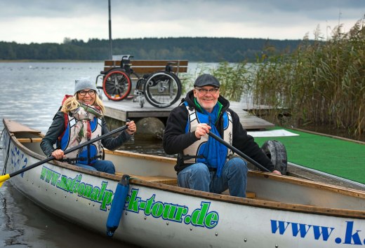 Im M&uuml;ritz-Nationalpark gibt es abgesenkte Stege, die auch Rollstuhfahrenden den Zugang zu den Kanus erm&ouml;glichen. // &copy; MV-T/Ulrich