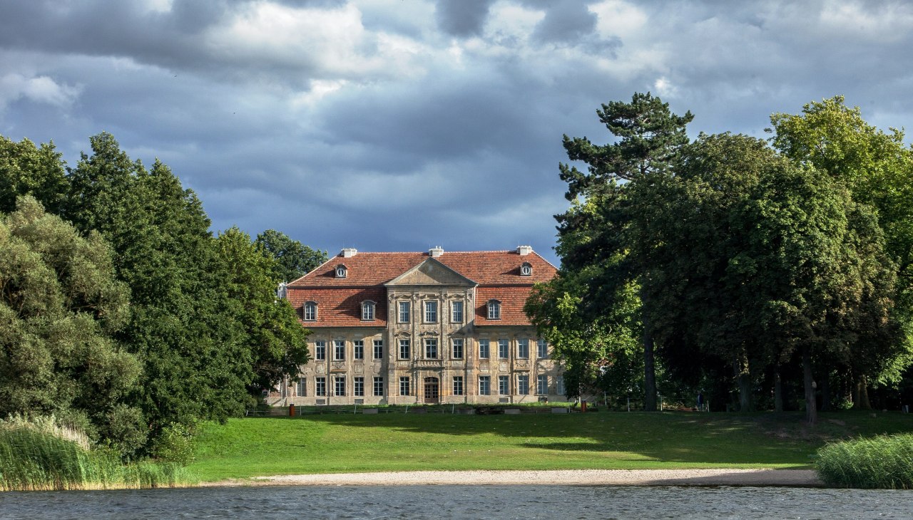 Strand vor dem Schloss, &copy; A. Groh