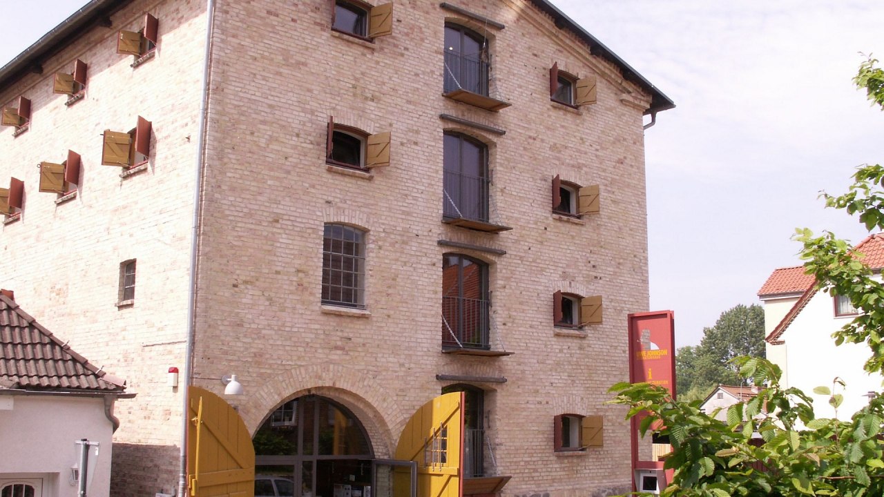 Außenansicht Literaturhaus Uwe Johnson // © Dr. Anja-Franziska Scharsich Außenansicht Literaturhaus Uwe Johnson // © Dr. Anja-Franziska Scharsich