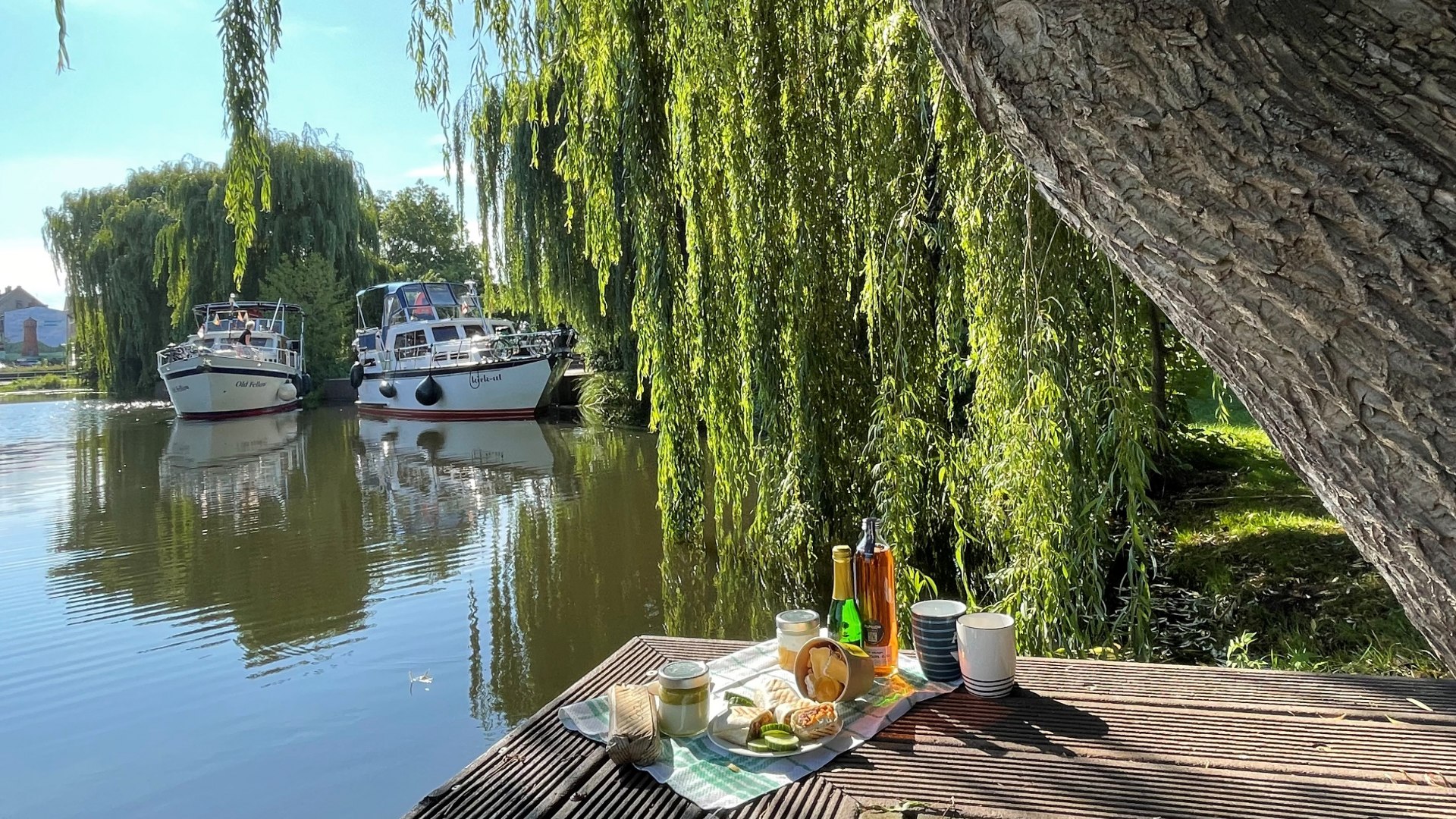 De bistro Papillon in Parchim levert lekkernijen rechtstreeks aan de Elde. // &copy; Stadt Parchim