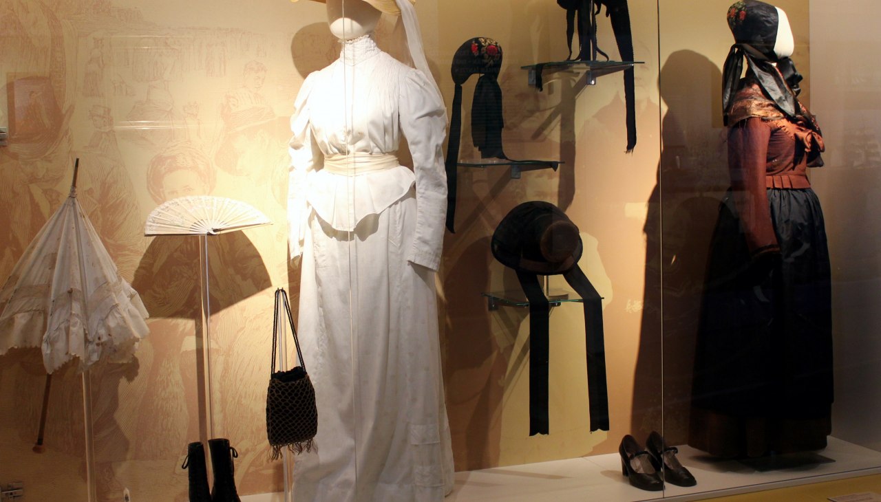 Kleid und Tracht, © Heimatmuseum Warnemünde, Horst D. Schulz Kleid und Tracht, © Heimatmuseum Warnemünde, Horst D. Schulz