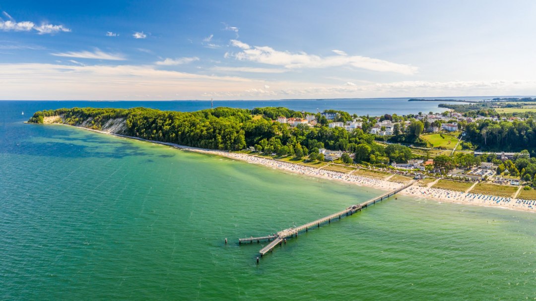 Beeindruckendes Panorama aus der Luft: das Ostseebad G&ouml;hren mit der Seebr&uuml;cke am Nordstrand, &copy; Mirko Boy