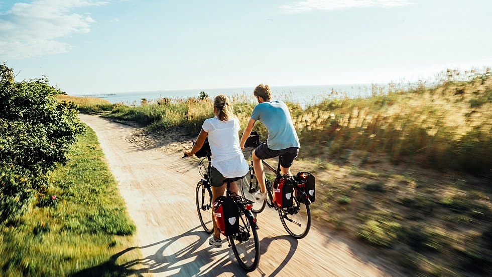 Ein Paar radelt entlang der Steilküste beim Ostseebad Wustrow Fischland-Darß-Zingst // Radeln entlang der Steilküste beim Ostseebad Wustrow Fischland-Darß-Zingst // © TMV / Gänsicke Ein Paar radelt entlang der Steilküste beim Ostseebad Wustrow Fischland-Darß-Zingst