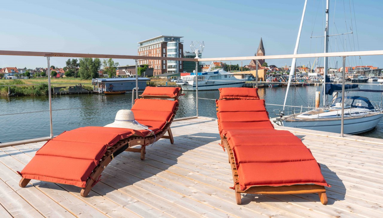 Blick vom Sonnendeck ueber den Barther Hafen, &copy; Stern Hausboot