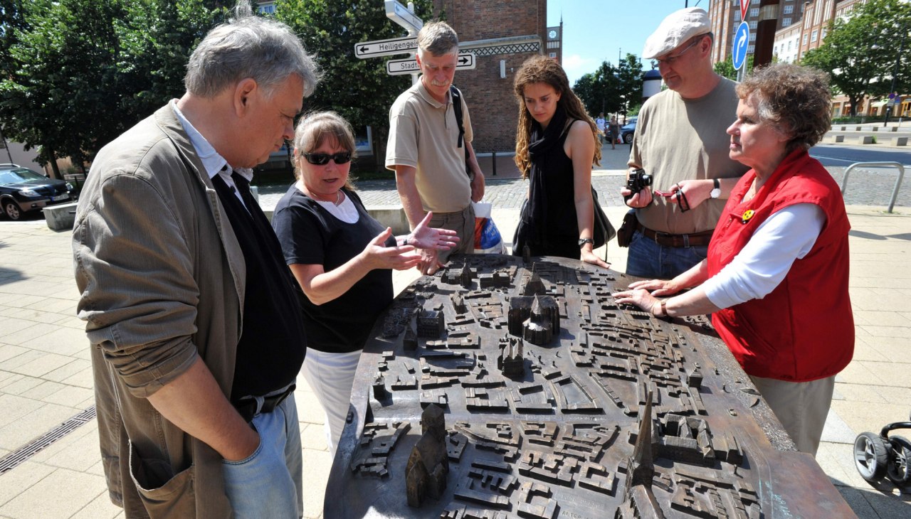 Het tactiele model van het historische stadscentrum van Rostock biedt een goede oriëntatie voor blinden en slechtzienden., © TZRW/Joachim Kloock Het tactiele model van het historische stadscentrum van Rostock biedt een goede oriëntatie voor blinden en slechtzienden., © TZRW/Joachim Kloock