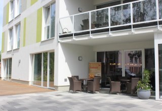 Die gem&uuml;tliche Cafeteria im Pflegehotel // &copy; Wohlfahrtseinrichtung der Hansestadt Stralsund gGmbH / Fanny Marckwardt