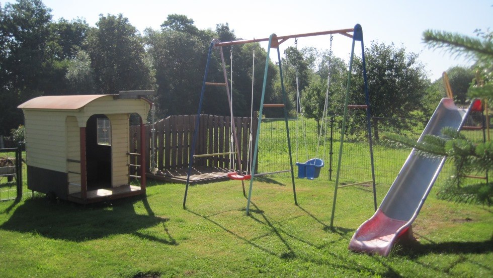 Spielplatz mit Spielhaus, Sandkiste, Schaukel und Rutsche // © Richter Spielplatz mit Spielhaus, Sandkiste, Schaukel und Rutsche // © Richter