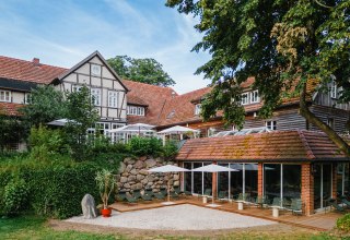 Au&szlig;enansicht Terrasse und Pool // &copy; St. Oberholz / Nils Hasenau