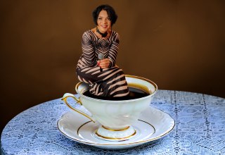 Augenzwinkernd in Szene gesetzt: Jacqueline Boulanger ist Sängerin und Jurorin bei der Aktion „Omas schönstes Kaffeegedeck gesucht!“. // © Herrenhaus Brookhusen Augenzwinkernd in Szene gesetzt: Jacqueline Boulanger ist Sängerin und Jurorin bei der Aktion „Omas schönstes Kaffeegedeck gesucht!“. // © Herrenhaus Brookhusen
