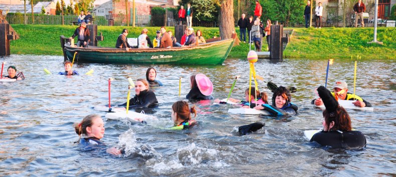 Oster-Fackelschwimmen auf der Elde in Plau am See // &copy; Antje Bernstein