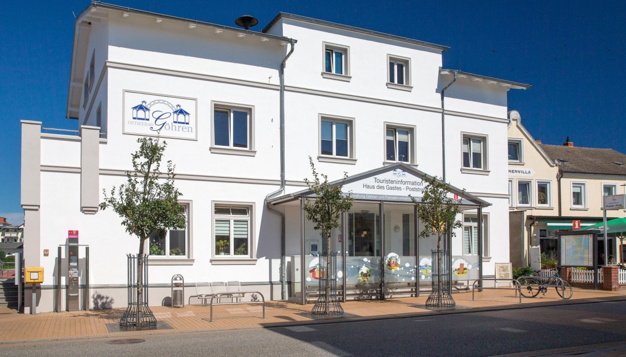 Außenansicht der Tourist-Information im Haus des Gastes im Ostseebad Göhren, © KV Göhren/Stoever