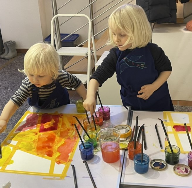 Kinder beim Malen mit Aquarellfarbe // © Ute Laux Kinder beim Malen mit Aquarellfarbe // © Ute Laux