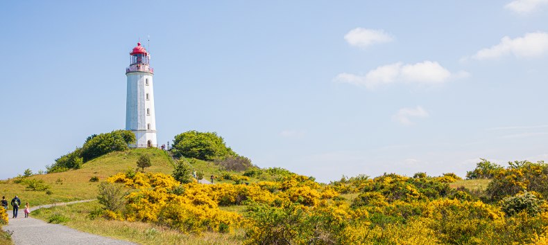 Das Wahrzeichen der Insel Hiddensee.
Kommt man zur Insel Hiddensee, so kommt man an ihm einfach nicht vorbei: dem Leuchtturm Dornbuch! // &copy; Wei&szlig;e Flotte GmbH