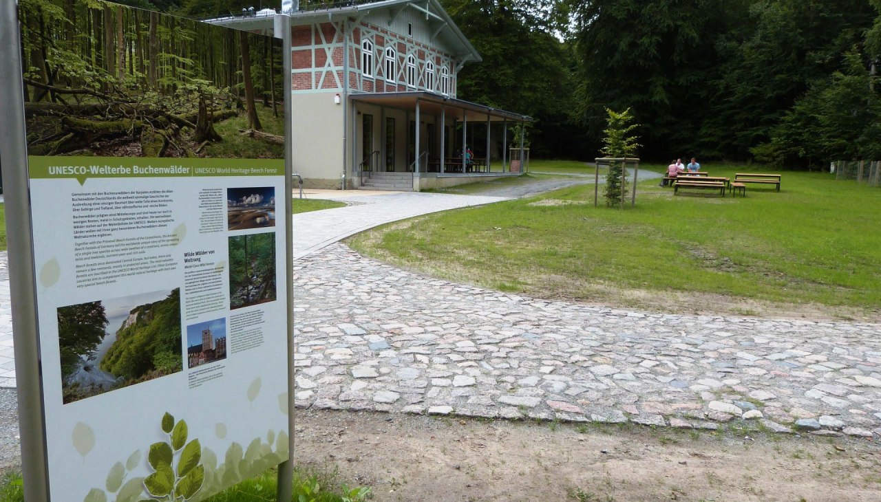 Buitenaanzicht van het UNESCO Werelderfgoed Forum in Sassnitz, &copy; Gesine H&auml;fner / Nationalpark-Zentrum K&Ouml;NIGSSTUHL