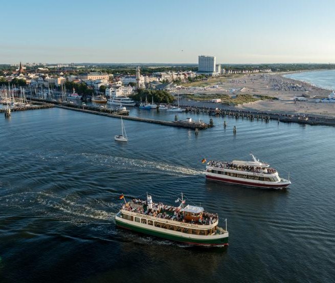 Ostsee vor Warnem&uuml;nde mit Blick auf den Strand und Hotel NEPTUN, &copy; Hotel NEPTUN