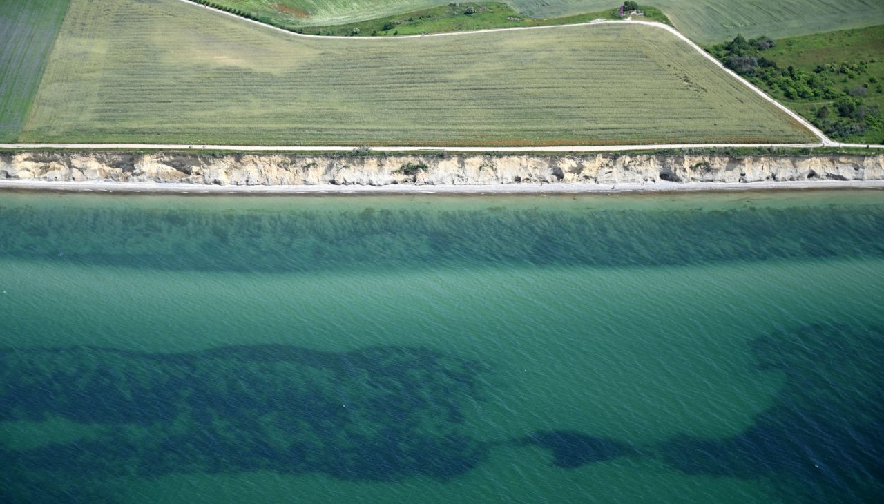 Gezicht in vogelvlucht op Hohes Ufer met uitzicht op de Bakelberg, © FALCON CREST AIR Gezicht in vogelvlucht op Hohes Ufer met uitzicht op de Bakelberg, © FALCON CREST AIR