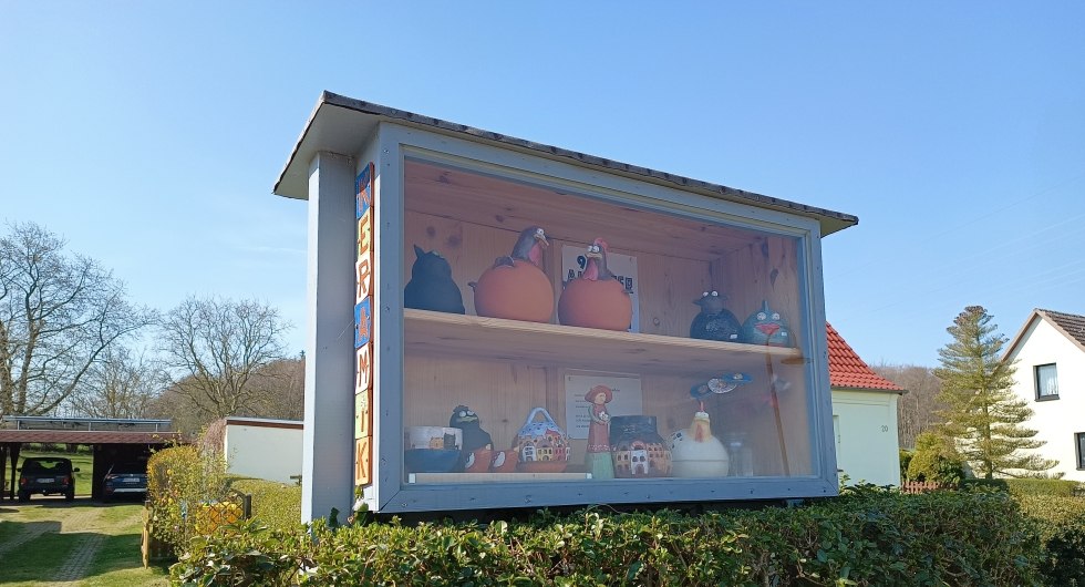 In meinem Schaukasten an der Stra&szlig;e ist eine kleine Auswahl meiner Arbeiten ausgestellt., &copy; Uta Steinke