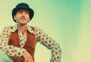 MARKUZ WALACH packt den BluesRock an der Wurzel, frischt das Ganze mit Funk und Soul auf, und das Ergebnis passt in keine Schublade: der Mann mit Melone groovt, &copy; Christian Christe