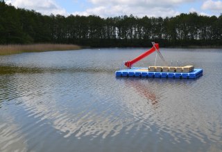 Auf dem See befindet sich eine Schwimmplattform mit Rutsche. // © Lutz Werner Auf dem See befindet sich eine Schwimmplattform mit Rutsche. // © Lutz Werner
