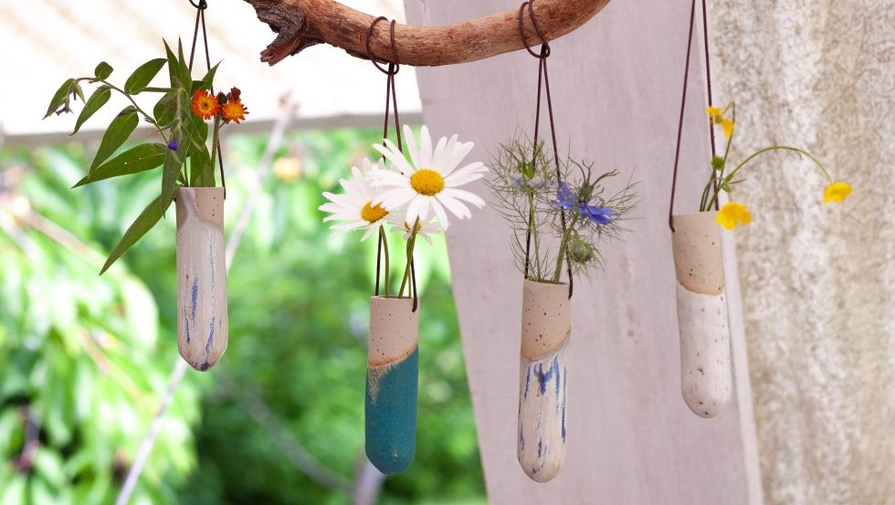 H&auml;ngevasen, glasiertes Steinzeug, &copy; Sabine Ihl