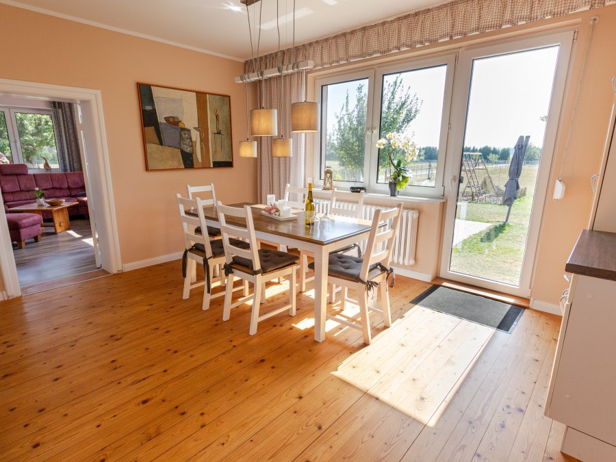 Ferienwohnung Küche mit Blick in den Garten, © North in Motion