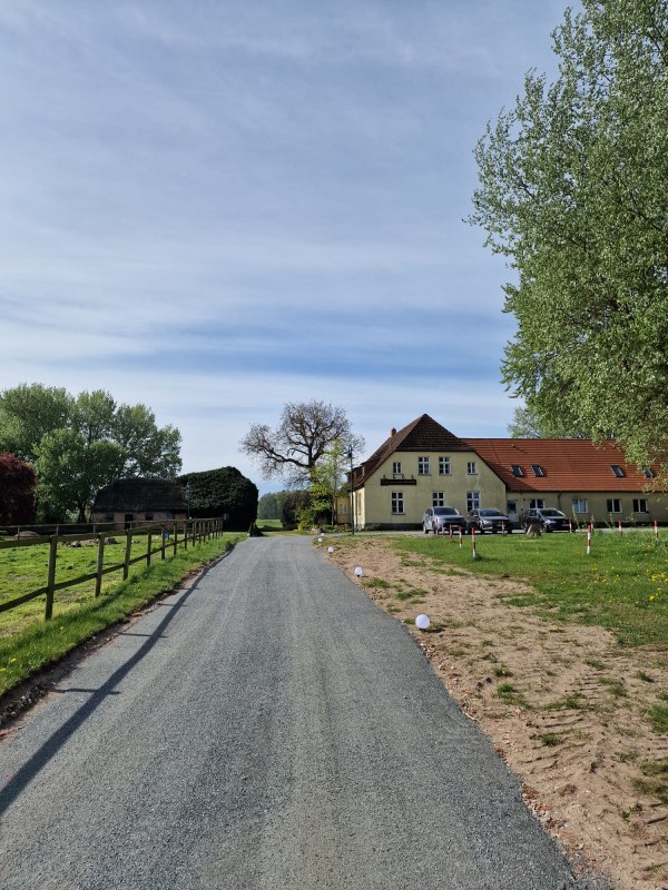 Auffahrt und Sicht auf das Gutshaus. // &copy; Gut Weidehof