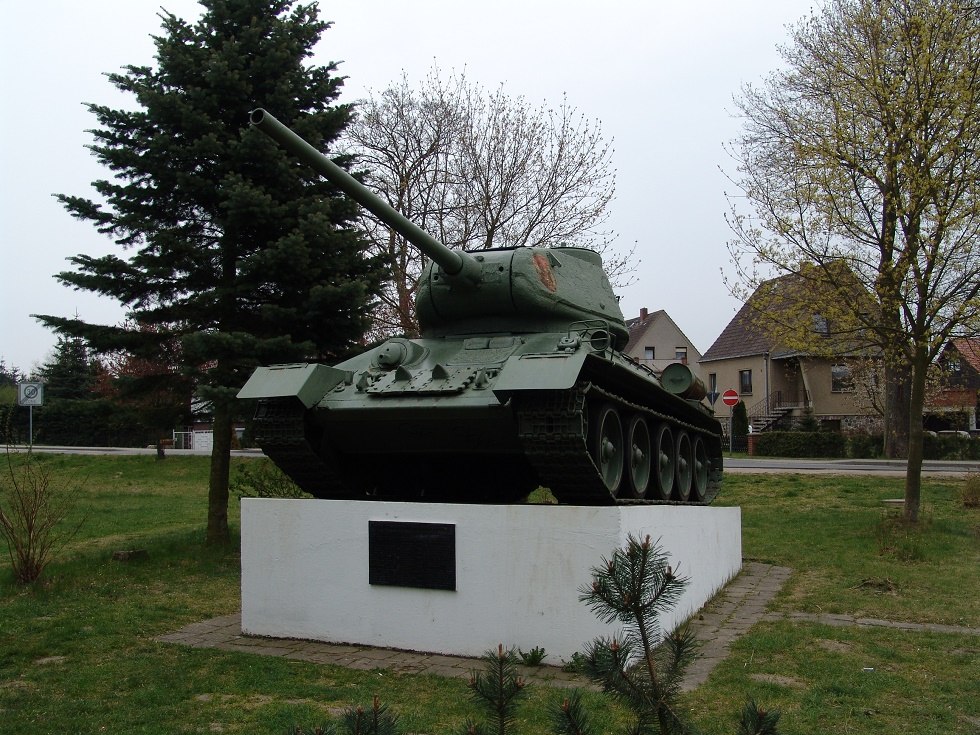 Panzerdenkmal in Lalendorf - russischer Panzer des Typs T-34 // © B. Fischer Panzerdenkmal in Lalendorf - russischer Panzer des Typs T-34 // © B. Fischer