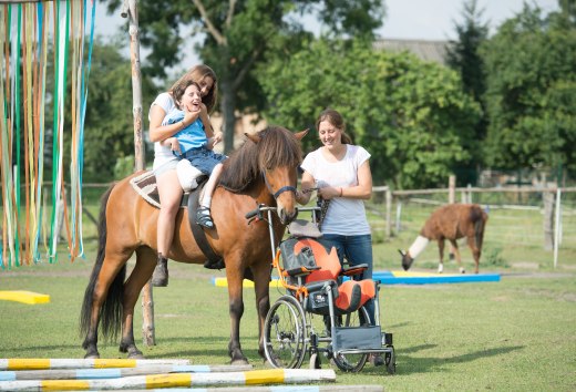 Mellem &Oslash;sters&oslash;en og Mecklenburgs s&oslash;omr&aring;de giver rideg&aring;rde mennesker med funktionsneds&aelig;ttelser mulighed for at opleve heste. // &copy; MV-T/Hafemann