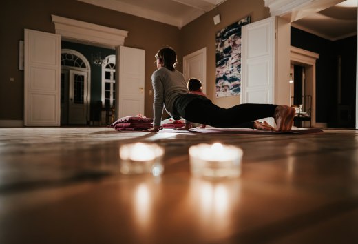 Yoga in der entspannten Atmosph&auml;re des Gutshauses Pohnstorf &ndash; Ruhe und Achtsamkeit im Einklang mit historischem Ambiente und gem&uuml;tlichem Kerzenlicht.