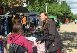 &bdquo;Ein Moment voller Begegnung: Zwischen Kleiderst&auml;ndern, Sonnenschein und kleinen Sch&auml;tzen geht es auf unserem Flohmarkt nicht nur ums Kaufen und Verkaufen &ndash; sondern ums Kl&ouml;nen, Lachen und ein herzliches Miteinander.&ldquo; // &copy; LGE-MV