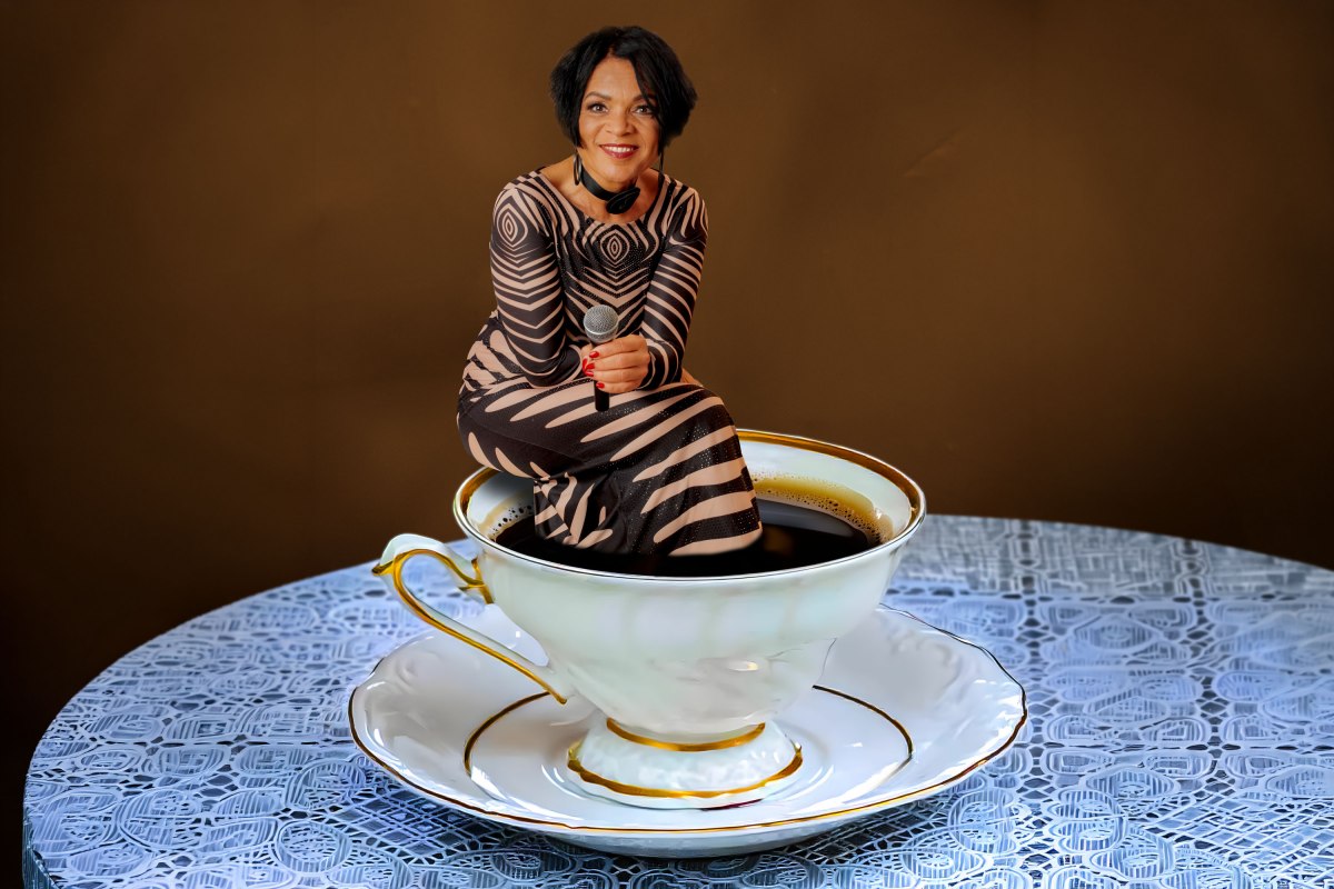 Augenzwinkernd in Szene gesetzt: Jacqueline Boulanger ist S&auml;ngerin und Jurorin bei der Aktion &bdquo;Omas sch&ouml;nstes Kaffeegedeck gesucht!&ldquo;. // &copy; Herrenhaus Brookhusen
