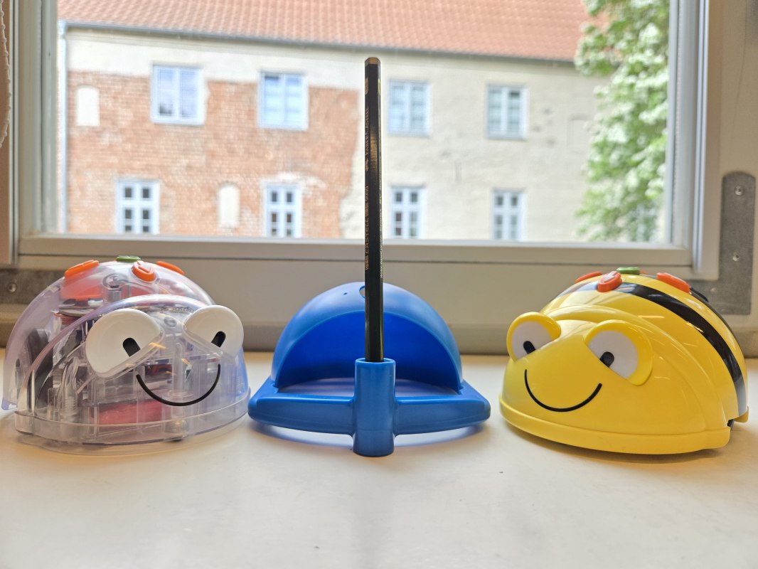 een Bluebot in het midden en twee Beebots ernaast op de vensterbank van de stadsbibliotheek // &copy; Stadtbibliothek Stralsund