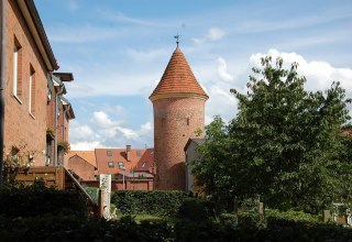 Der runde Backsteinturm ist Teil der mittelalterlichen Befestigungsanlage. // &copy; Gabriele Skorupski