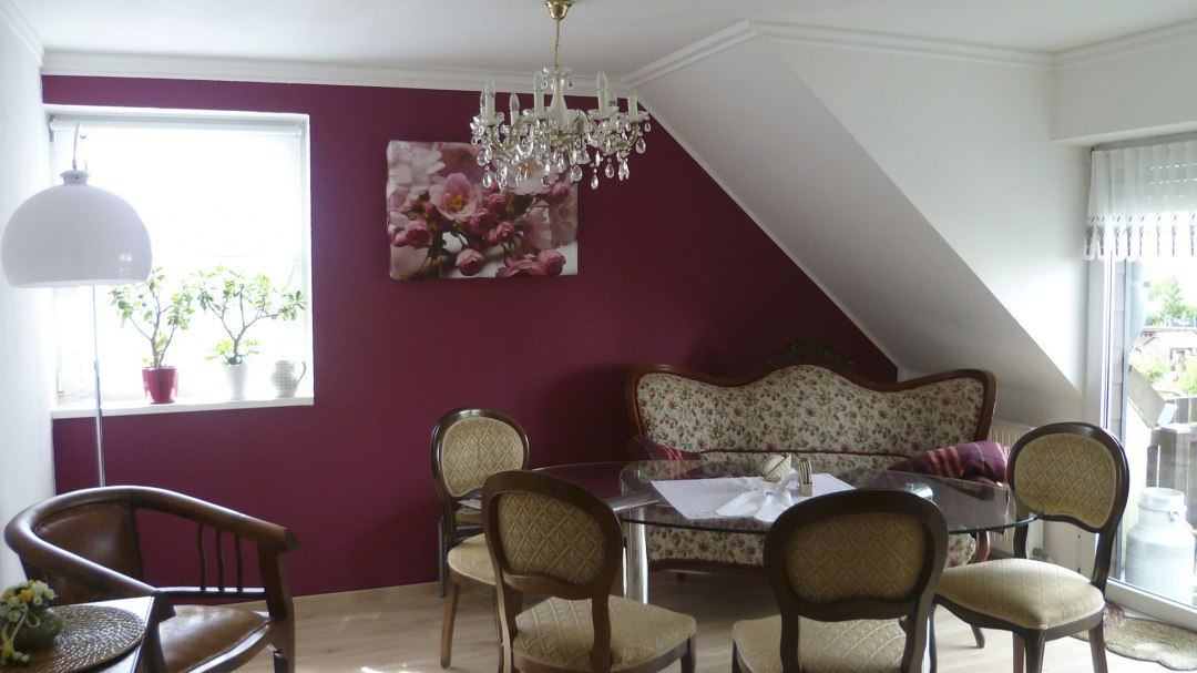 Gemütliche Sitzecke mit antiken Möbeln, © Bärbel Kuhrt Gemütliche Sitzecke mit antiken Möbeln, © Bärbel Kuhrt