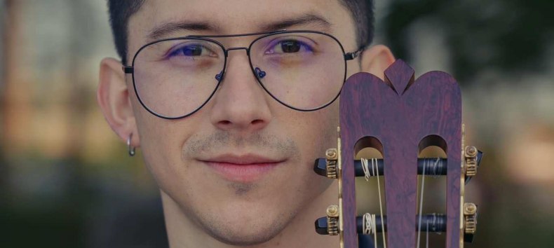 der Gitarrist David Angulo Arce mit Gitarre // &copy; D. Angulo Arce