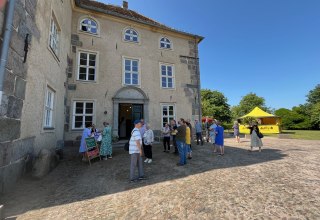 Empfang am Haupteingang zur Burg Trechow in Kurzen Trechow. // &copy; Christian Schierning