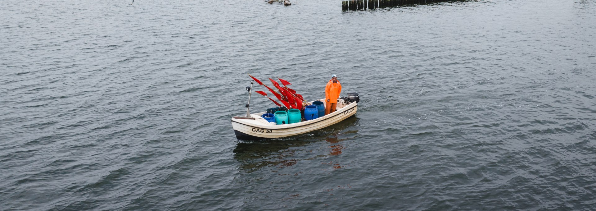 Der Fischer Florian Koldevitz fährt mit seinem kleinen Fischerboot in Gager in See. // Fast jeden Morgen um 3:30 Uhr stechen Florian Koldevitz und sein Vater Thomas am Hafen von Gager “in See”. // © MV-T/Gross Der Fischer Florian Koldevitz fährt mit seinem kleinen Fischerboot in Gager in See.
