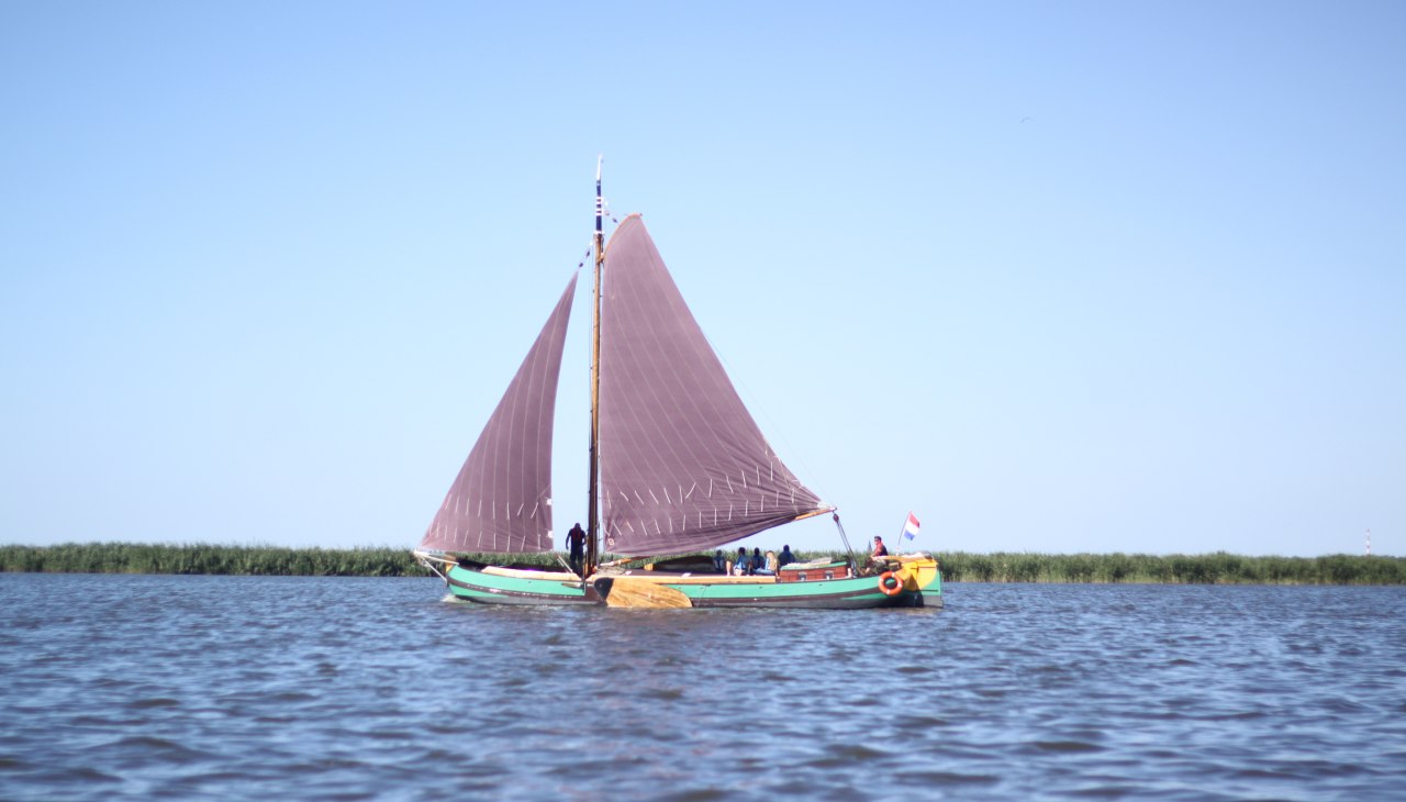Die G&auml;ste sonnen sich an Deck und lauschen dem Wind, &copy; @Twee Gebroeders